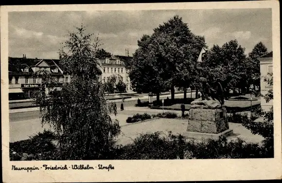 Ak Neuruppin in Brandenburg, Friedrich Wilhelm Straße, Denkmal