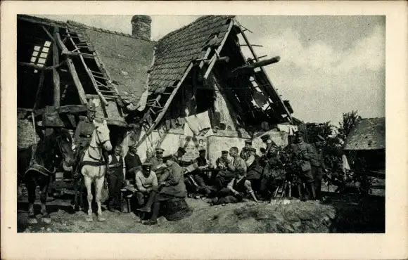 Ak Margny lès Compiègne Oise, Soldaten beim Frühstück vor zerschossenen Haus