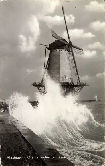 Ak Vlissingen Zeeland Niederlande, Orangefarbene Windmühle während eines Sturms