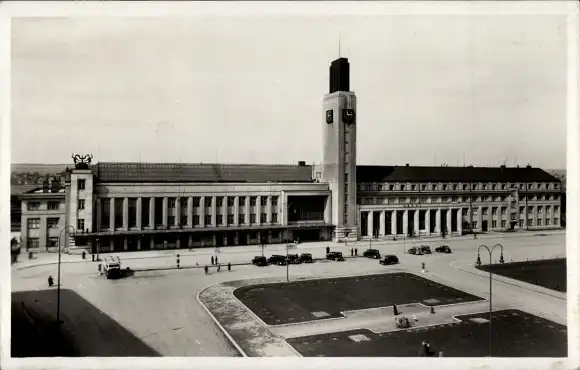 Ak Hradec Králové Königgrätz Stadt, Bahnhof, Vorplatz