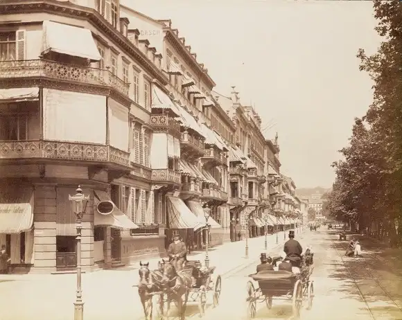 Foto Wiesbaden in Hessen, Straßenpartie, Kutschen