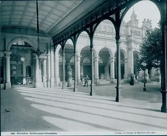 Foto Wiesbaden in Hessen, Kochbrunnen-Kolonnaden