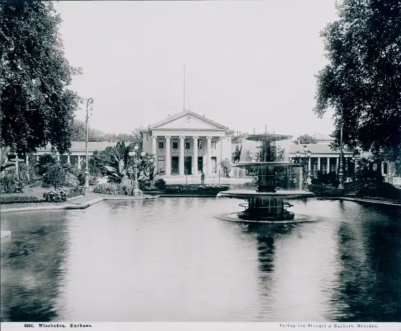 Foto Wiesbaden in Hessen, Kurhaus, Springbrunnen