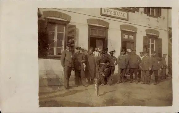 Foto Ak Krivolak Mazedonien, Bahnhofsgebäude, deutsche Soldaten in Uniform