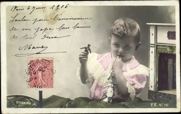 Ak Junge mit zwei kleinen Puppen