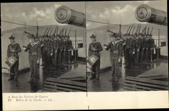 Stereo Ak Französisches Kriegsschiff, Seeleute an Deck