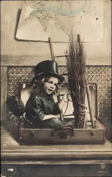 Ak Junge als Schornsteinfeger in einem Koffer