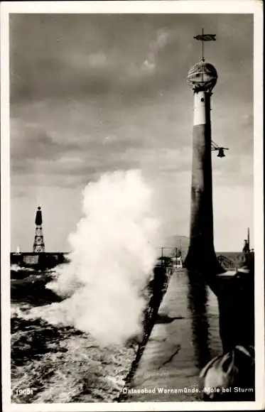 Ak Ostseebad Warnemünde Rostock, Mole bei Sturm