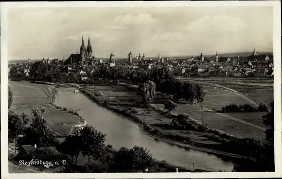 Ak Regensburg an der Donau Oberpfalz, Totalansicht, Kirchtürme