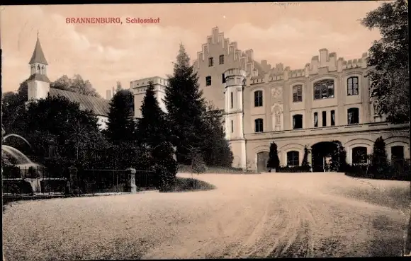 Ak Brannenburg in Oberbayern, Schlosshof