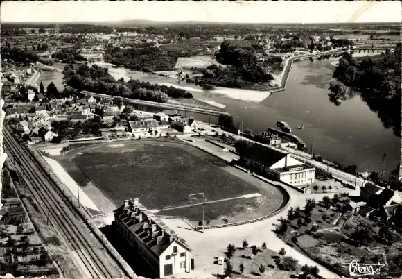 Ak Saint Léger des Vignes Nièvre, Le Stade Centre Fresneau, et panorama sur Decize