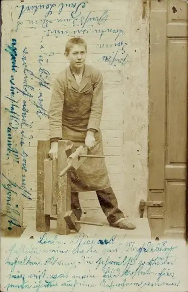 Foto Ak junger Handwerker mit Werkzeug, Schraubzwinge