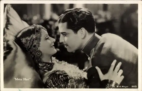 Ak Filmszene aus Mata Hari, Schauspielerin Greta Garbo, Schauspieler Ramon Novarro