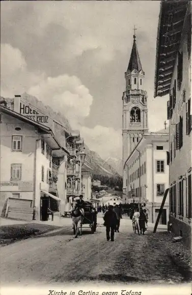 Ak Cortina d'Ampezzo Veneto, Kirche gegen Tofang, Straßenpartie