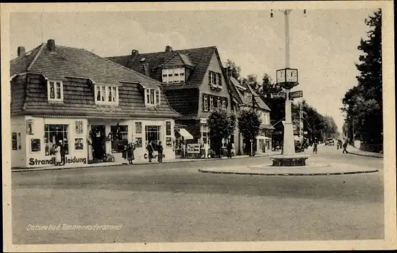 Ak Timmendorfer Strand in Ostholstein, Straßenpartie, Läden, Uhrenturm