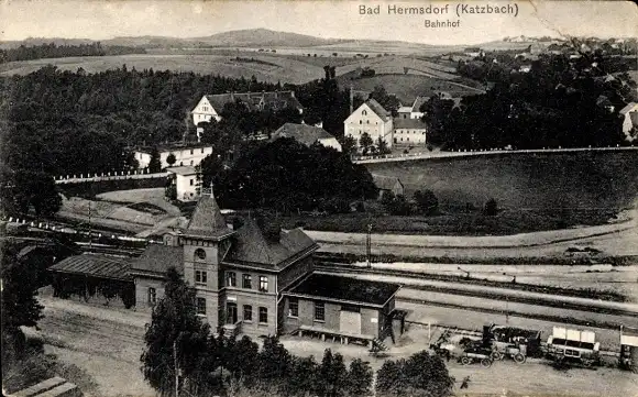 Ak Bad Hermsdorf Katzbach Schlesien, Ansicht des Bahnhofes mit Umgebung
