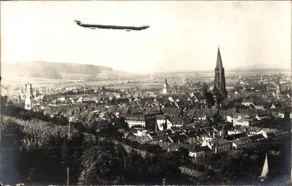 Ak Freiburg im Breisgau, Gesamtansicht, Zeppelin