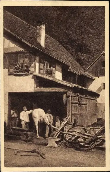 Ak Idyllen aus dem Schwarzwald, Dorfschmiede, Beschlagung eines Pferdes