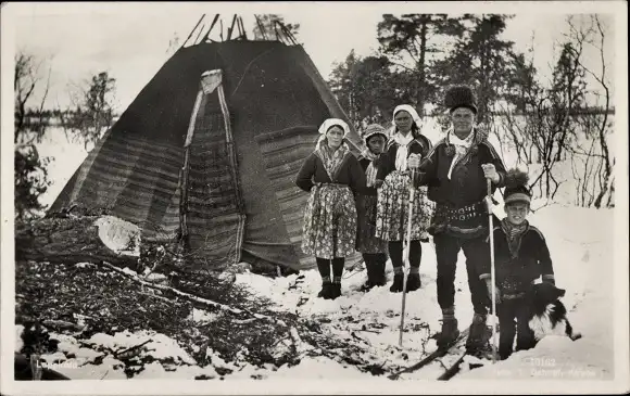 Ak Lappland, Familienbild, Zelt, Volkstracht, Skiläufer