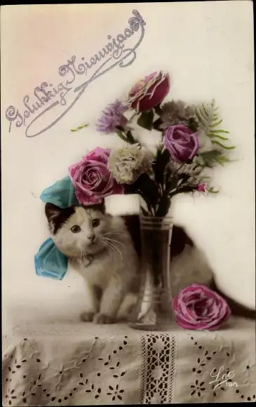 Ak Glückwunsch Neujahr, Rosen in der Blumenvase, Katze mit Schleife