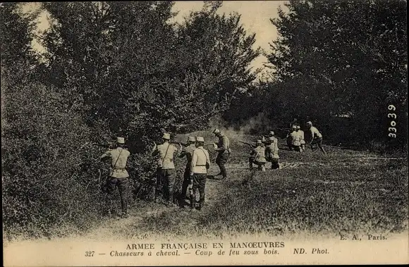 Ak Französische Armee bei Manövern, Jäger zu Pferd, Schießen im Wald