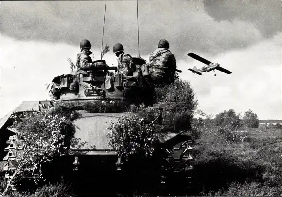 Ak Deutsche Bundeswehr, Heer, Fla. Stellung, Kampfflugzeug in der Luft, Panzer