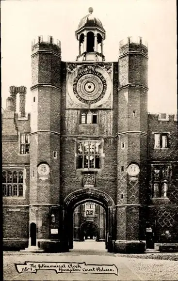 Ak Richmond upon Thames London England, Hampton Court Palace, Astronomische Uhr