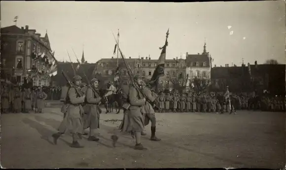 Foto Ak Colmar Kolmar Elsass Haut Rhin, marschierende Soldaten, Versammlung von Soldaten