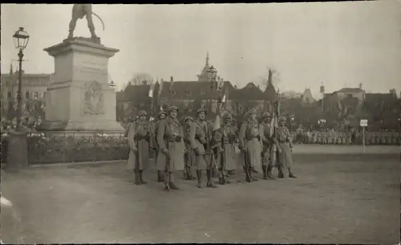 Foto Ak Colmar Kolmar Elsass Haut Rhin, Soldatengruppe vor Denkmal