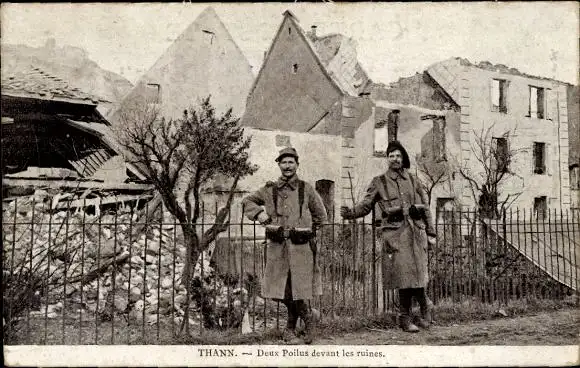 Ak Thann Elsass Haut Rhin, Deux Poilus devant les ruines