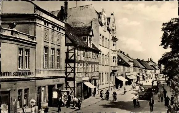 Ak Salzwedel in der Altmark, Straße der Freundschaft, Hotel Schwarzer Adler, Passanten