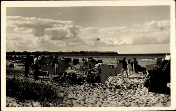 Ak Ostseebad Boltenhagen, Ballspiel am Strand