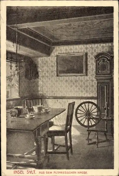 Ak Insel Sylt in Nordfriesland, altfriesisches Haus, Innenansicht, Spinnrad, Standuhr