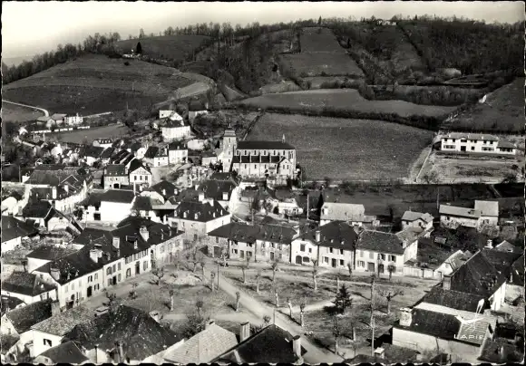 Ak Rébénacq Pyrénées Atlantiques, Luftbild, Place de la Bielle