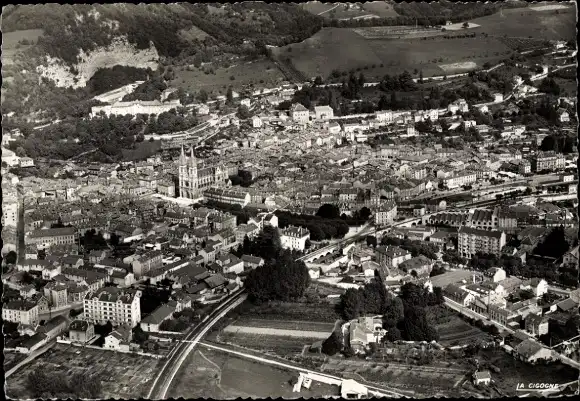 Ak Voiron Isère, Gesamtansicht, Fliegeraufnahme