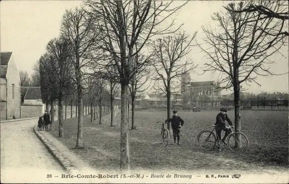 Ak Brie Comte Robert Seine et Marne, Route de Brunoy, des vélos