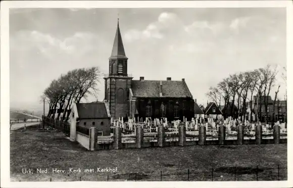 Ak Urk Flevoland Niederlande, Ned. Rev. Kirche mit Friedhof