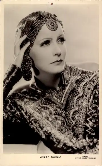 Ak Schauspielerin Greta Garbo, Portrait, Kopfschmuck