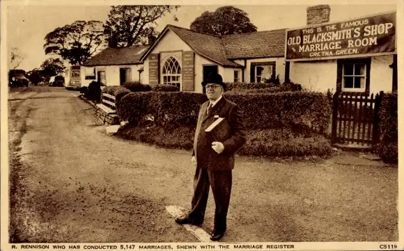 Ak Gretna Green Schottland, R. Rennison, der 5147 Ehen geführt hat, Old Blacksmith's Shop