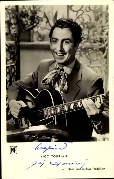Ak Schauspieler und Sänger Vico Torriani, Portrait mit Gitarre, Autogramm, Film Straßenserenade