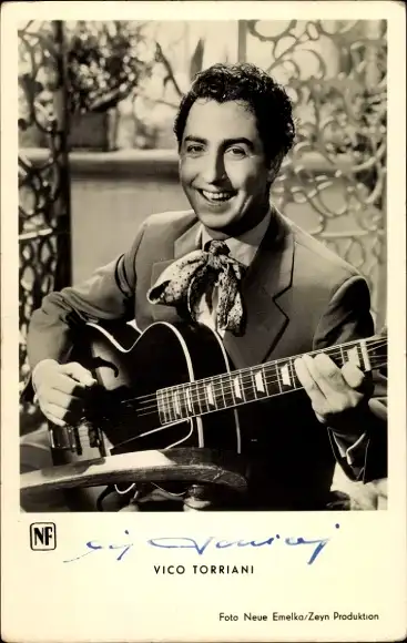 Ak Schauspieler und Sänger Vico Torriani, Portrait mit Gitarre, Film Straßenserenade