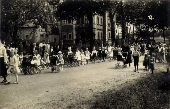 Foto Ak Freiberg in Sachsen, Fest, Kinderwagen, Kinder