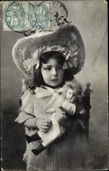 Ak Mädchen mit Puppe, Portrait