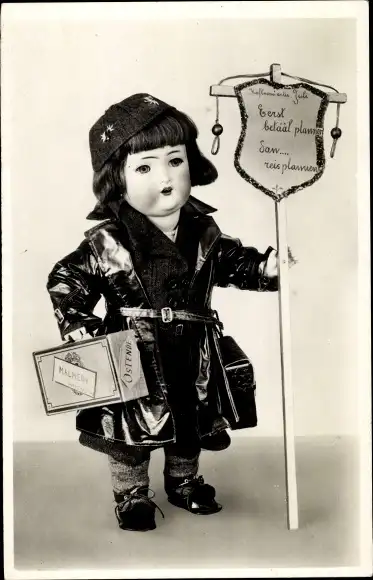 Ak Puppe mit Koffer und Schild, Patriotik Belgien