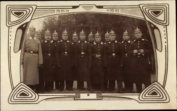 Passepartout Foto Ak Deutsche Offiziere in Uniform, Pickelhauben, Mäntel