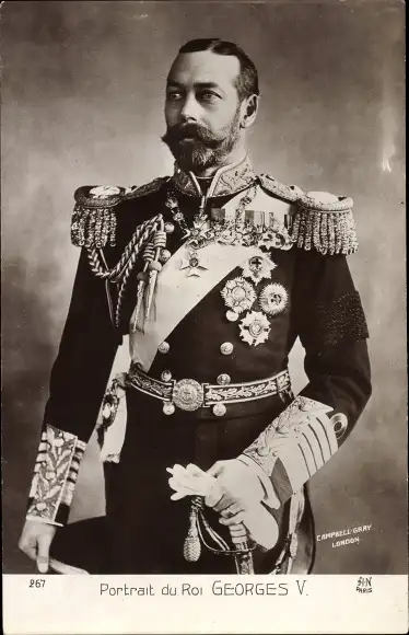 Ak König George V. von England, Standportrait in Uniform, Orden, Abzeichen