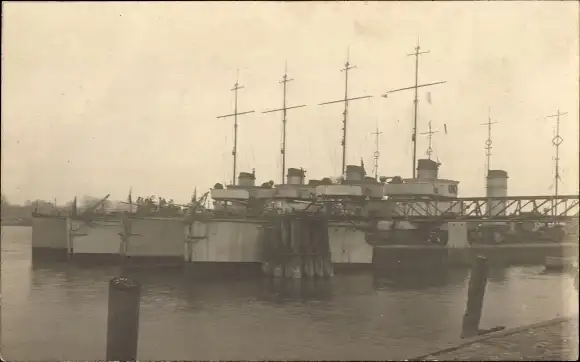 Foto Ak Deutsche? Kriegsschiffe, Kaiserliche Marine, Hafen
