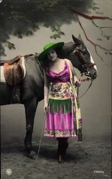 Ak Frau mit Pferd, Portrait, Hut, Kleid, Zaumzeug