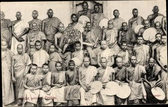Ak Sri Lanka Ceylon, Group photo Buddhist priests, Buddhistische Priester