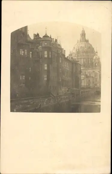 Foto Ak Berlin Mitte, Schloss, Dom, Spreeseite